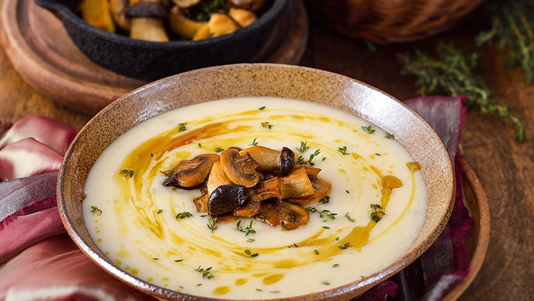 Krémová bramborovo-česneková polévka s houbami