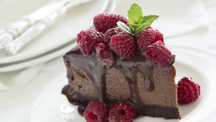 Čokoládový cheesecake s přelivem a malinami
