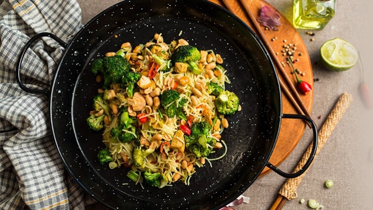 Ryžové rezance s brokolicou a lososom