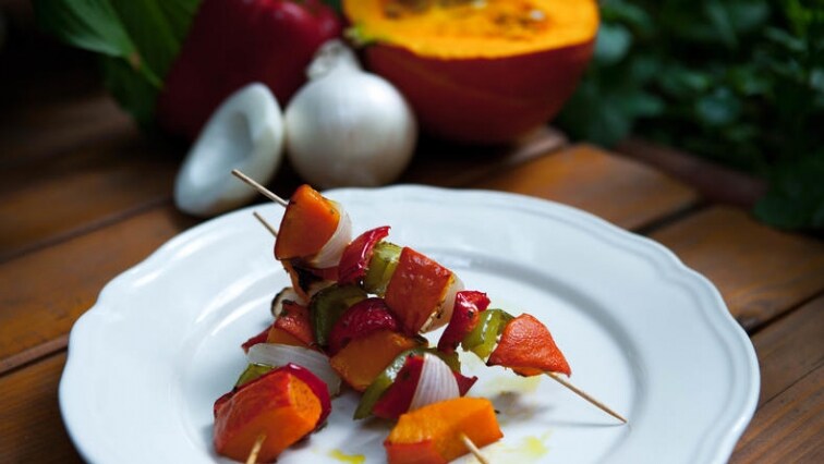 Pečené dýňové špízy s paprikou a cibulí provoněné oreganem