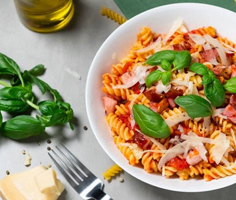 Fusilli s rajčatovou omáčkou a slaninou