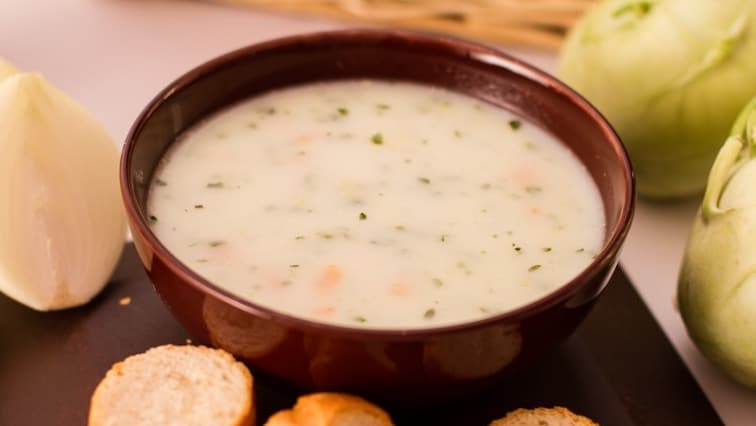 Tejfölös karalábéleves