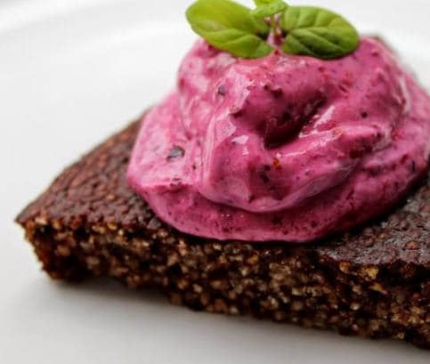 Kakaový jáhelník s borůvkovou zmrzlinou