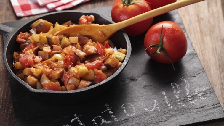 Základní zeleninové ratatouille z rajčat, lilku a cukety