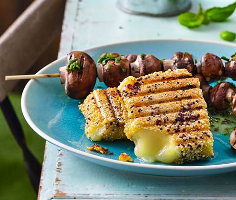 Grécky syr obalený v quinoe, podávaný so šampiňónmi v bylinkovom masle a s jogurtovým dipom