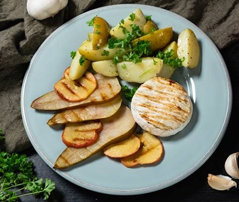 Grilovaný sýr s karamelizovaným ovocem