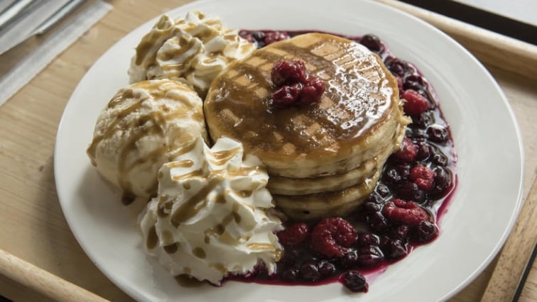 Lívance s karamelem a omáčkou z lesního ovoce