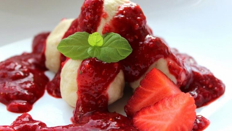 Tvarohové knedlíky s jahodovo-mátovou omáčkou