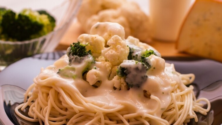 Brokkolis tészta sajtszószban