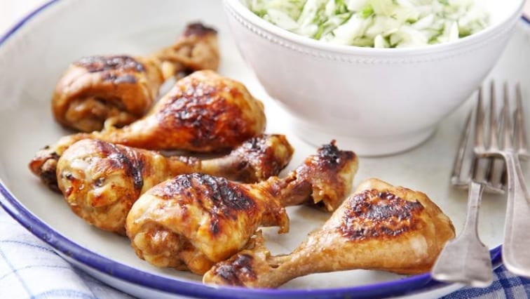 Grilované kuřecí paličky v pivní marinádě se zelným salátem