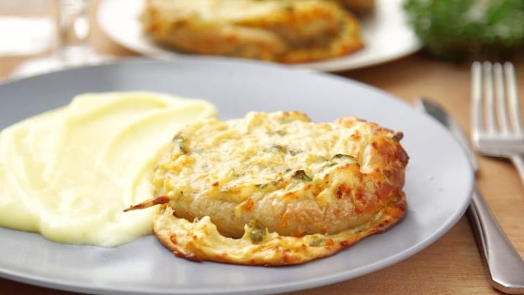 Vinná klobása v těstíčku a bramborová kaše