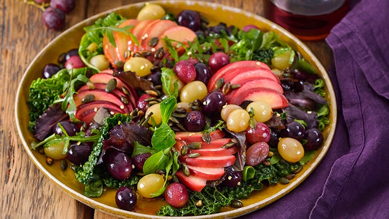 Šalát s pečeným hroznom a jablkom