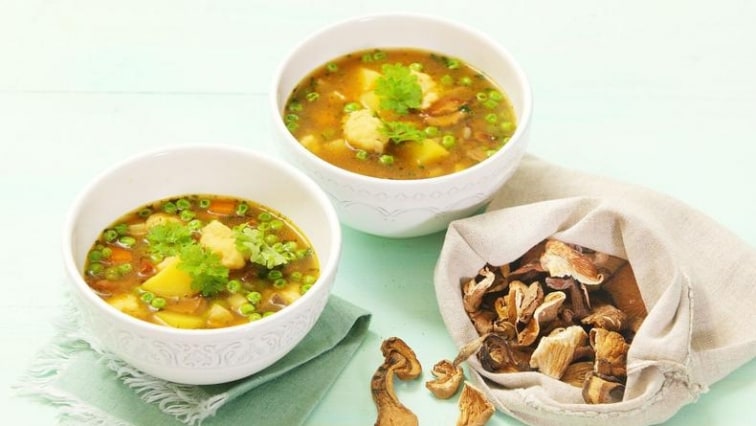 Houbová polévka s bramborami a krupicovými noky
