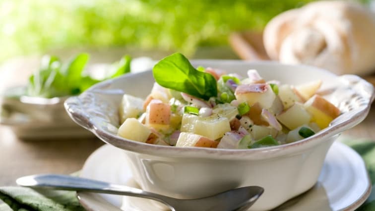 Lehký bramborový salát s okurkou a jarní cibulkou