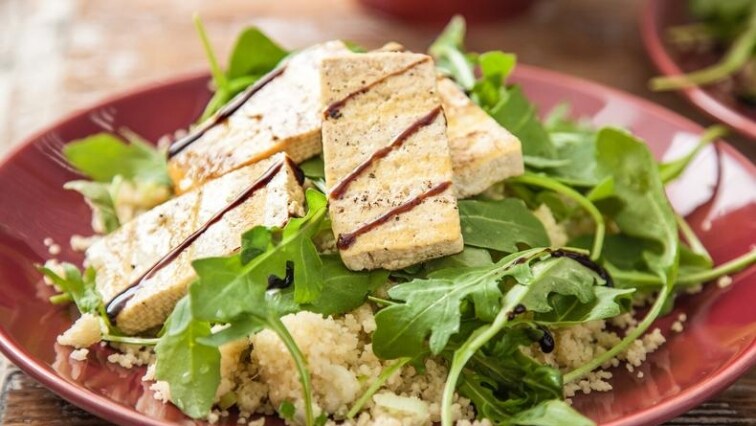 Salát z rukoly, kuskusu, mladé cibulky a grilovaného tofu