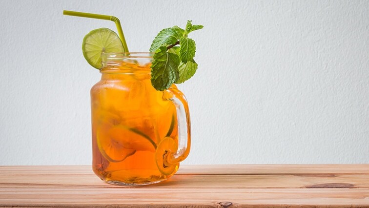 Ľadový čaj s pomarančom a jablkom