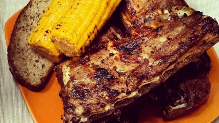 Žebírka na grilu v medové marinádě