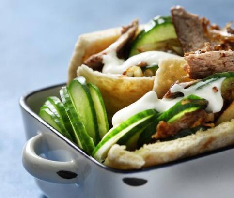 Pita chléb plněný grilovaným jehněčím masem