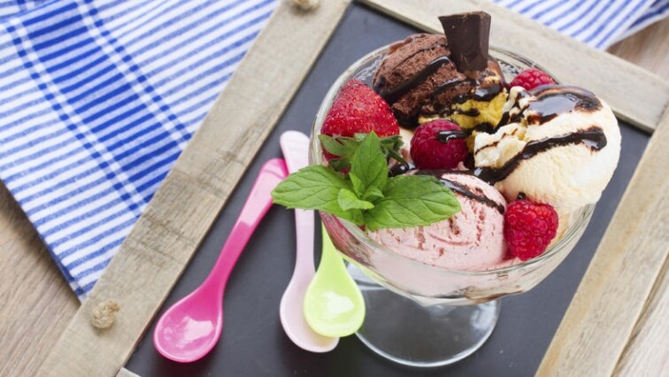 Pohár s domácí zmrzlinou a ovocem
