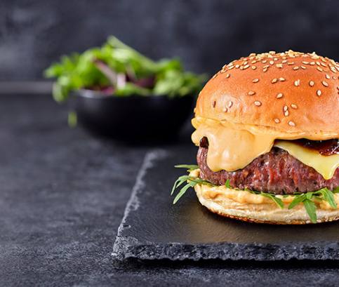 Finest írsky cheeseburger s čatní z červenej cibule a domácimi žemľami 