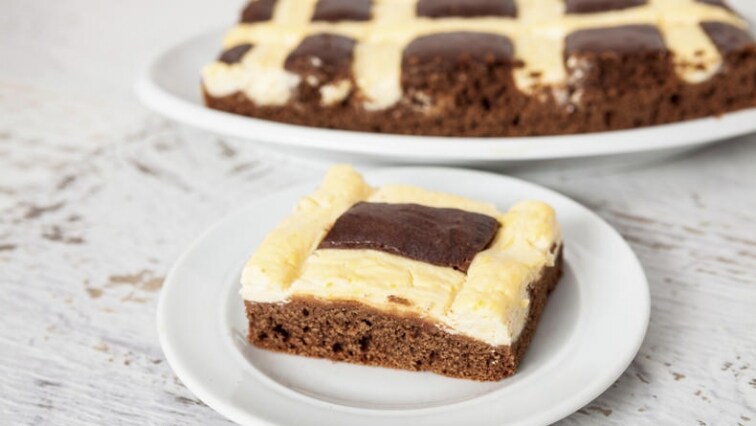 Mřížkovaný koláč dvou barev na plech