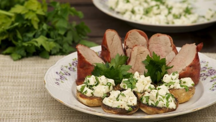 Grilovaná panenka v parmské šunce s plněnými žampiony