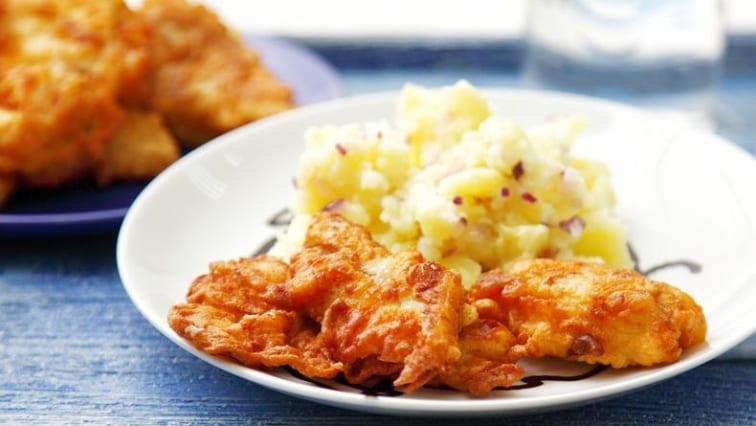 Obalované kousky ryby v sýrovém těstíčku se šťouchanými bramborami