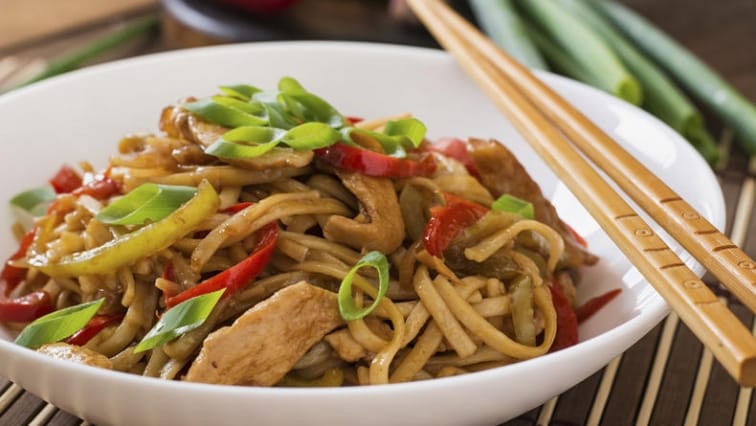 Asijské nudle s krůtím masem a se zeleninou