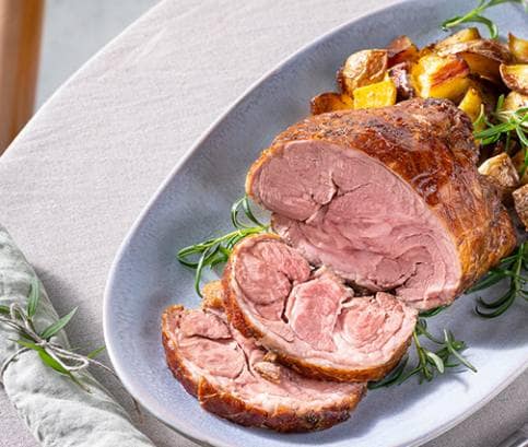 Velikonoční jehněčí plec s chřestem a pečenými brambory