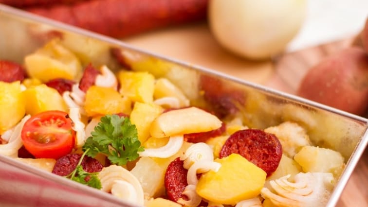 Tepsiben sült kolbászos burgonya