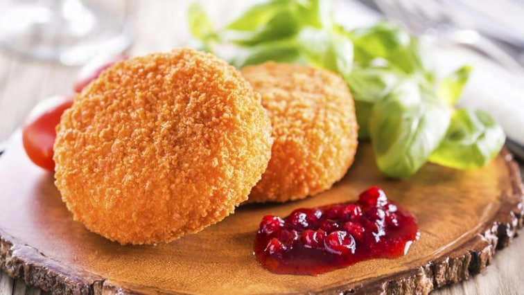 Smažený hermelín s brusinkovým přelivem