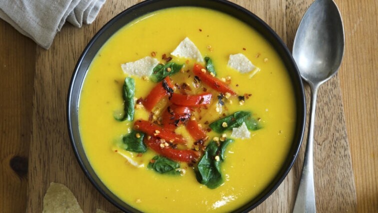 Pikantní kari kuřecí polévka s nízkým obsahem laktózy