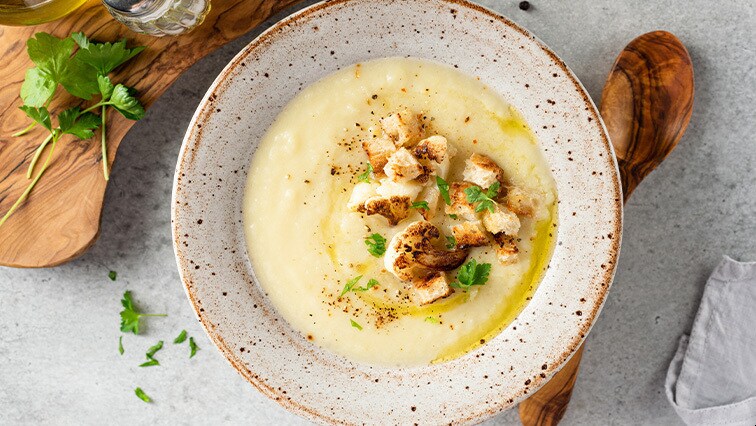 Květáková krémová polévka s těstovinovou rýží