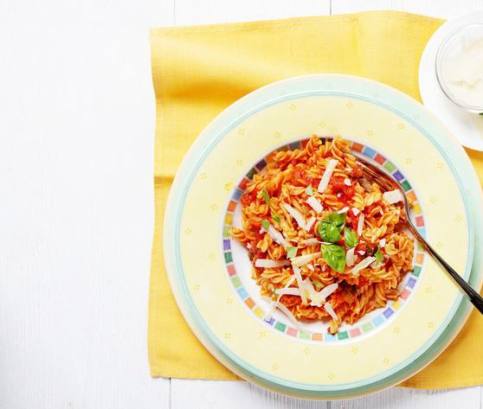 Těstoviny s rajčatovou omáčkou a sýrem