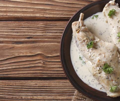 Králík se smetanou na víně