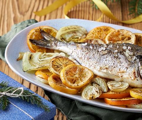 Pražma na pomerančích citronech a fenyklu s pečeným květákem a mátovou omáčkou