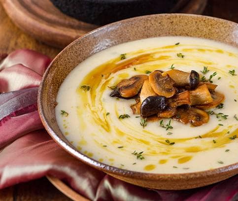 Krémová zemiakovo-cesnaková polievka s hubami