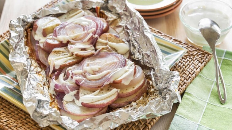 Grilovaná zelenina v alobalu s dresingem