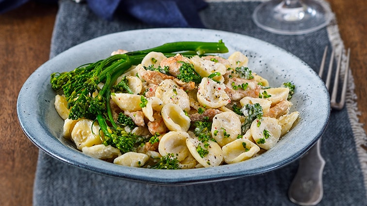 Orecchiette s kuřecím masem a brokolicí v parmazánové omáčce