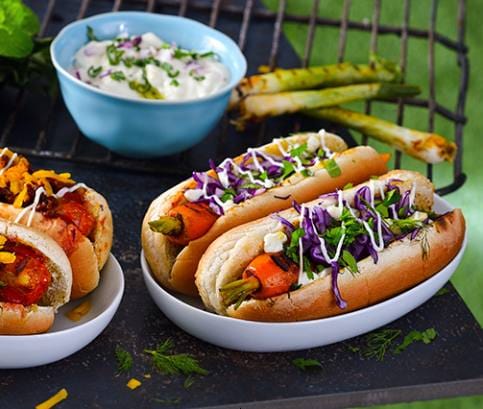 Chilis-sajtos hot dog és sárgarépás vegán hot dog