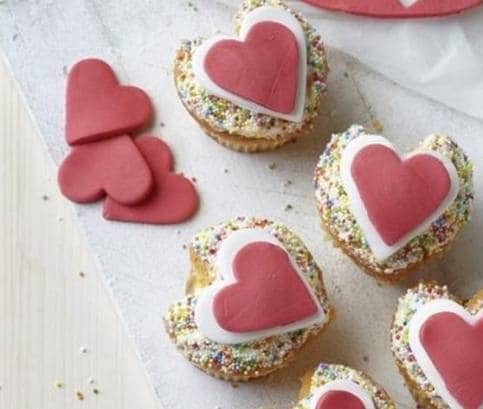 Valentýnské cupcakes s fondánovými srdíčky