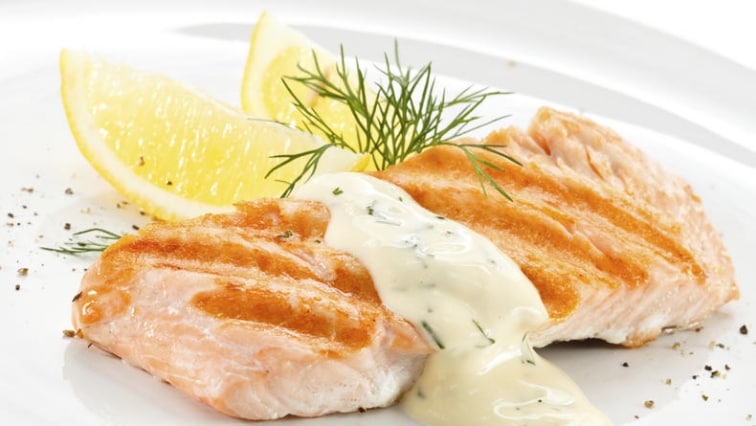 Filety lososa s hořčično-koprovou omáčkou