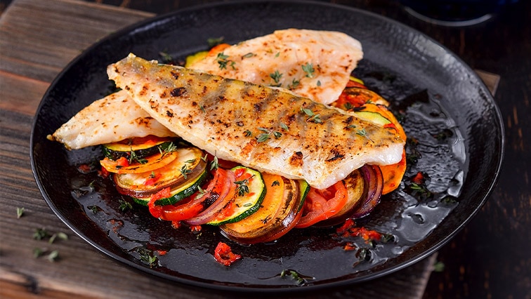 Candát s ratatouille připravený na grilu