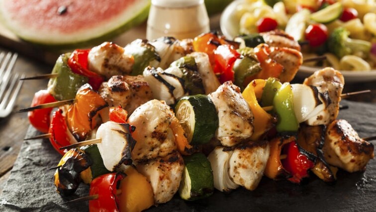 Grilované masové špízy s bylinkovým kořením se zeleninou