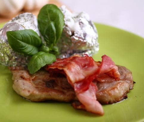 Cigánypecsenye, fóliás burgonyával