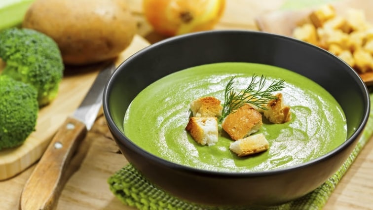 Vegetariánská brokolicová polévka se sýrovými krutony