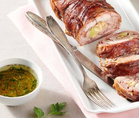 Roláda z králičího masa s pečenými zelenými fazolkami a koprem