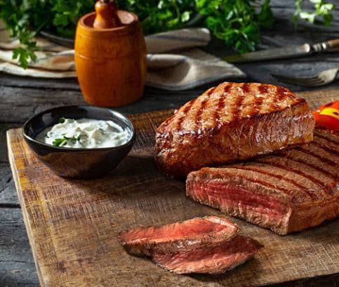 Hovädzí flank steak na grile s rajčinami, šampiňónmi a jogurtovým dipom