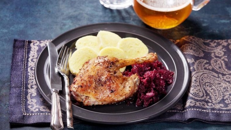 Pečená kachna se zelím a bramborovým knedlíkem