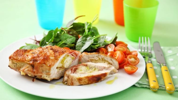 Grilované krůtí kapsy plněné šunkou a sýrem